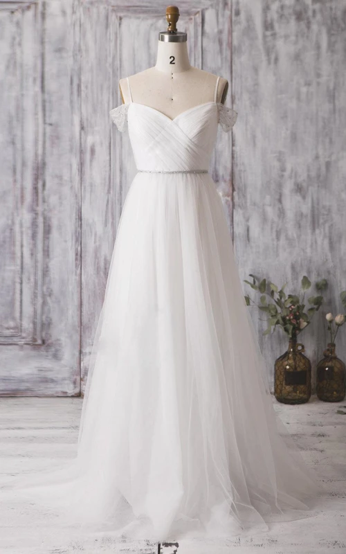 Vestido de tul plisado de corte A con corpiño cruzado y tirantes finos.