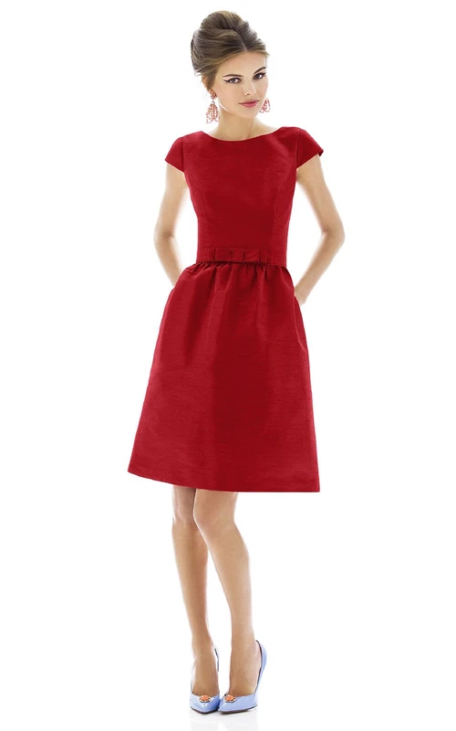 Vestido corto y atrevido de corte A con espalda en V baja