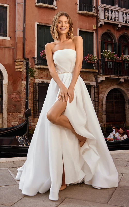 Robe de mariée bustier simple, coupe empire, fente avant et taille perlée