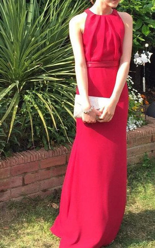 Hochgeschlossenes, bodenlanges Chiffonkleid mit Schleife