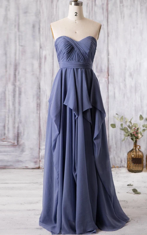 Langes, plissiertes A-Linien-Chiffonkleid im Empire-Stil mit Rüschen und Schlüssellochausschnitt.
