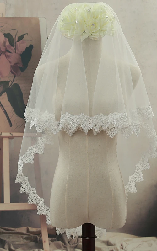 Voile de mariée court triangulaire de style simple avec bordure en dentelle