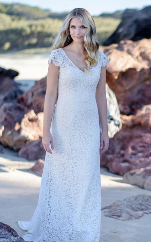 Vestido de novia modesto, de corte recto, escote en V, encaje, largo hasta el suelo y espalda baja en V.