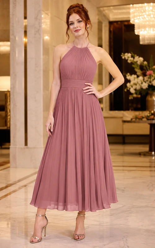 Vestido midi de gasa plisada con escote halter color rosa empolvado