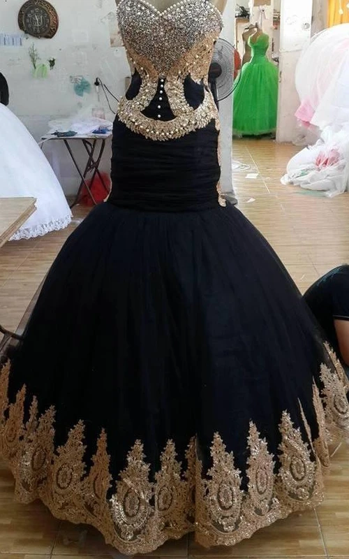 Robe de bal noire sirène luxueuse à décolleté cœur, ornée de dentelle et de cristaux
