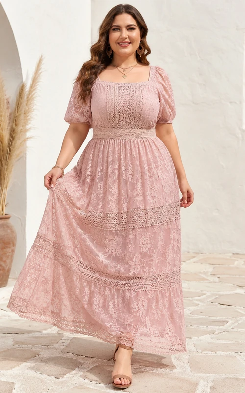 Vestido bohemio de encaje con cuello cuadrado, mangas abullonadas y volantes, talla grande, color rosa empolvado.