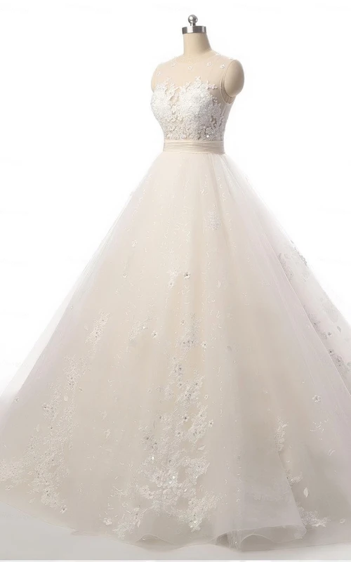 Vestido de novia de organza con cola de princesa y encaje
