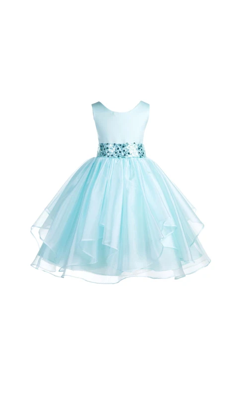 Robe de bal sans manches à col rond en organza superposé avec ceinture à paillettes