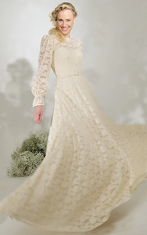 Vestido de novia de encaje con cuello alto, mangas largas abullonadas, cola larga y espalda en V.