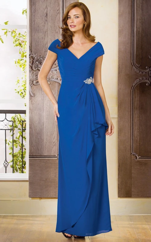Vestido largo de manga corta con escote en V, volantes y broche para la madre de la novia.