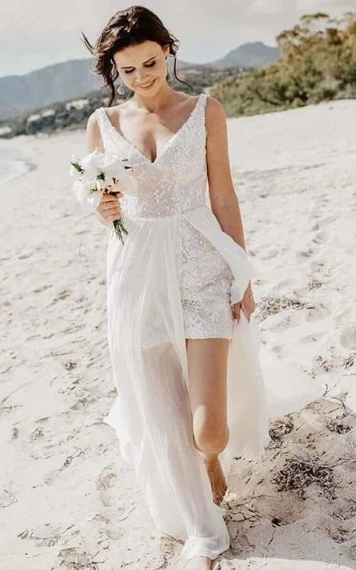 Kurzes, ärmelloses, figurbetontes Brautkleid mit V-Ausschnitt und Chiffonrock