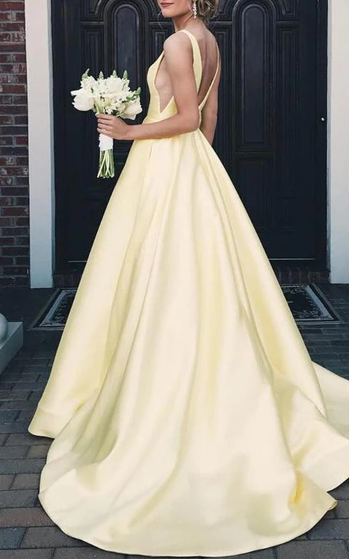 Satin-Abendkleid in A-Linie, bodenlang, mit Schleppe, ärmellos und einfarbig, mit Rüschen
