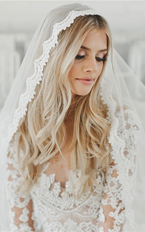 Voile de mariée romantique et souple orné de dentelle festonnée