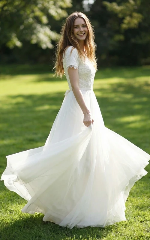 Vestido de novia de tul de corte A con escote en V y manga corta