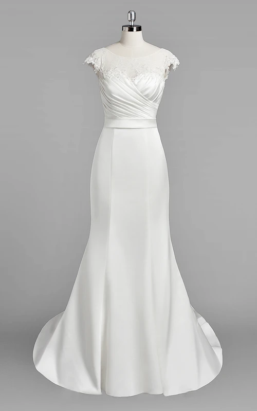 Vestido de novia de satén estilo sirena con escote barco, mangas cortas y fruncido.