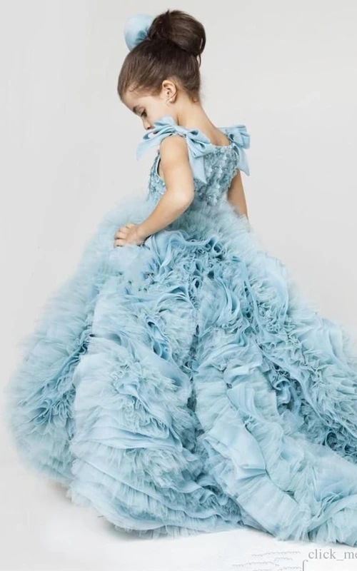 Vestido de niña de las flores con volantes, cola, adornos de cuentas y lazo.