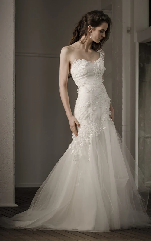 Vestido de novia largo de tul con apliques, sin mangas, estilo trompeta, de un solo hombro, con espalda descubierta y cola de corte.
