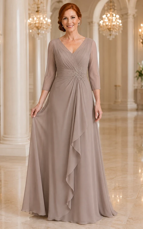 MOB-Kleid aus taupefarbenem Chiffon in A-Linie mit 3/4-Ärmeln, V-Ausschnitt und bodenlangen Rüschen.