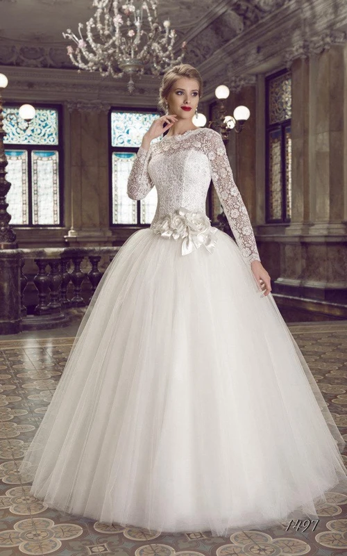 Vestido de tul de corte A con mangas largas y abertura frontal con estampado floral.