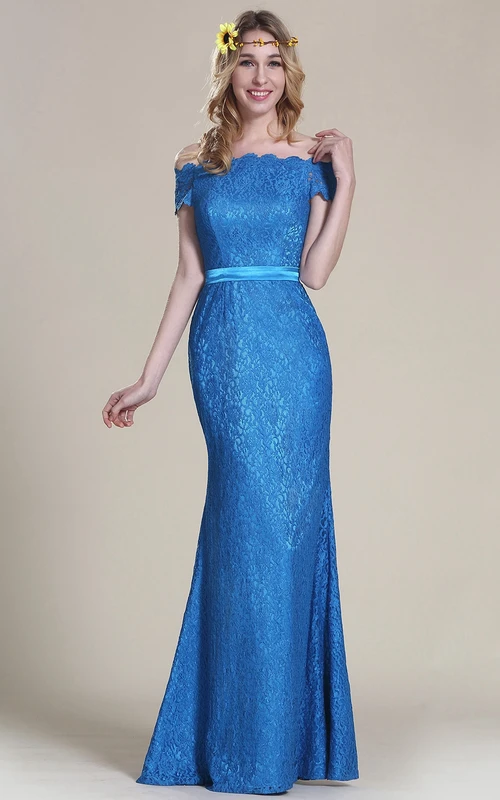 Vestido tubo de encaje con mangas cortas y escote Bardot.