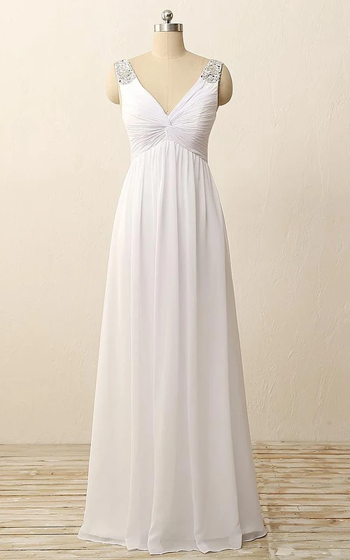 Vestido largo de gasa con escote en V, pliegues, abalorios y cremallera.