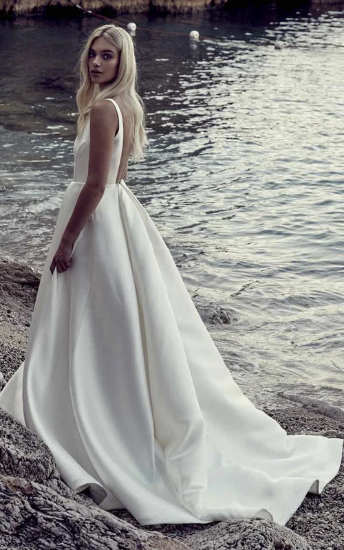 Schlichtes Brautkleid aus Satin mit tiefem V-Ausschnitt, A-Linie und offenem Rücken