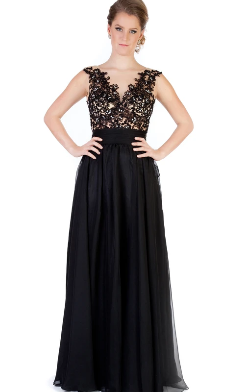 Vestido de noche largo hasta el suelo con escote barco, mangas cortas, apliques y corte en A, con pliegues.