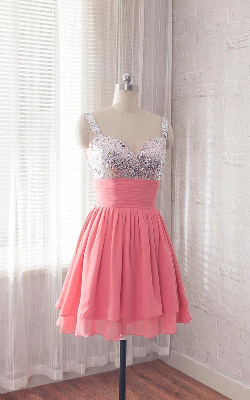 Robe courte en mousseline ornée de perles et de sequins