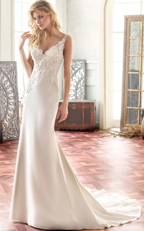 Maxi-Brautkleid aus Chiffon mit V-Ausschnitt, Applikationen, Schleppe und V-Ausschnitt am Rücken