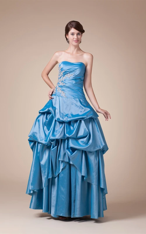 Vestido de gala sin mangas con apliques y pliegues.