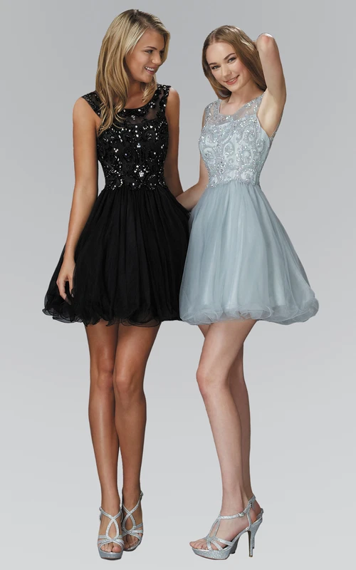 Robe courte trapèze en satin de tulle sans manches, ornée de sequins et de perles