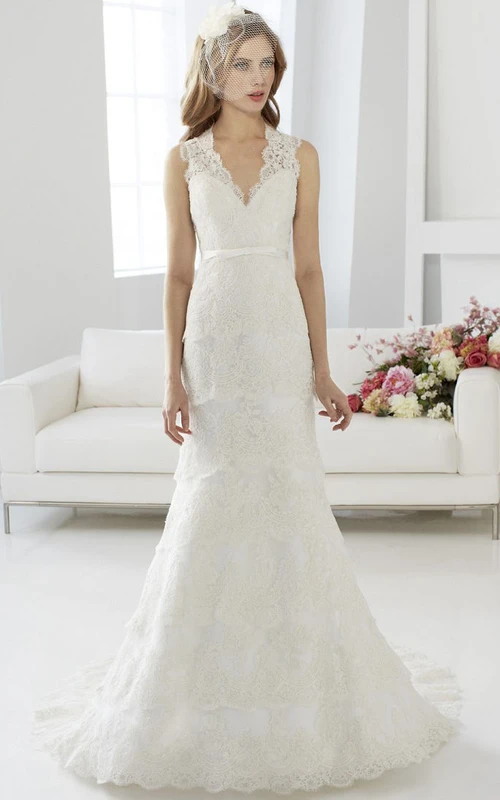 A-Linien-Brautkleid aus Spitze mit Applikationen, V-Ausschnitt, langem Ärmellos, Schlüssellochausschnitt am Rücken und Stufenrock