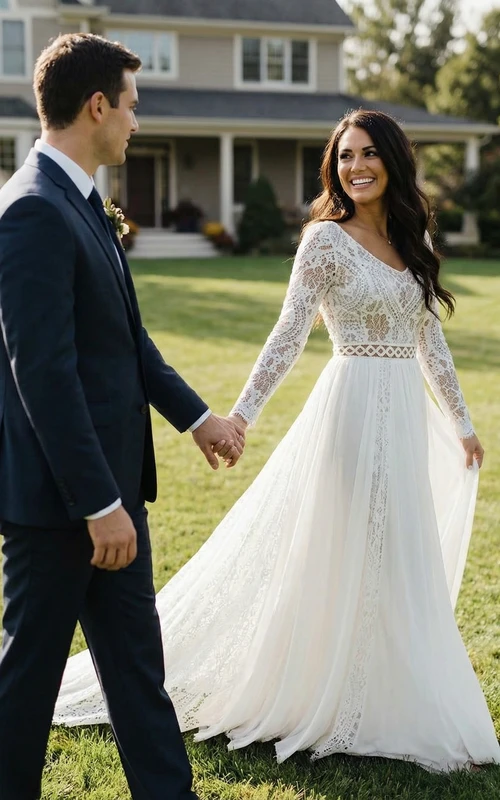 Robe de mariée classique en dentelle illusion à manches longues et jupe trapèze en mousseline.