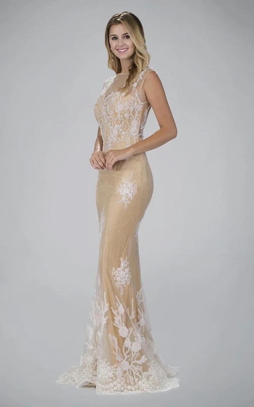 Robe fourreau maxi sans manches à encolure bateau, ornée de dentelle et d'appliqués
