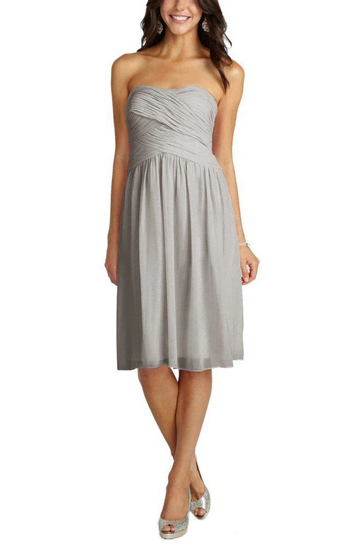 Trägerloses kurzes Chiffonkleid mit Raffungen