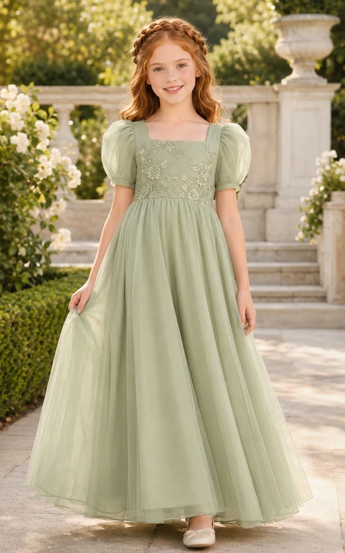 Robe de demoiselle d'honneur couleur sauge, col carré, manches bouffantes, tulle fleuri, coupe trapèze, longueur au sol
