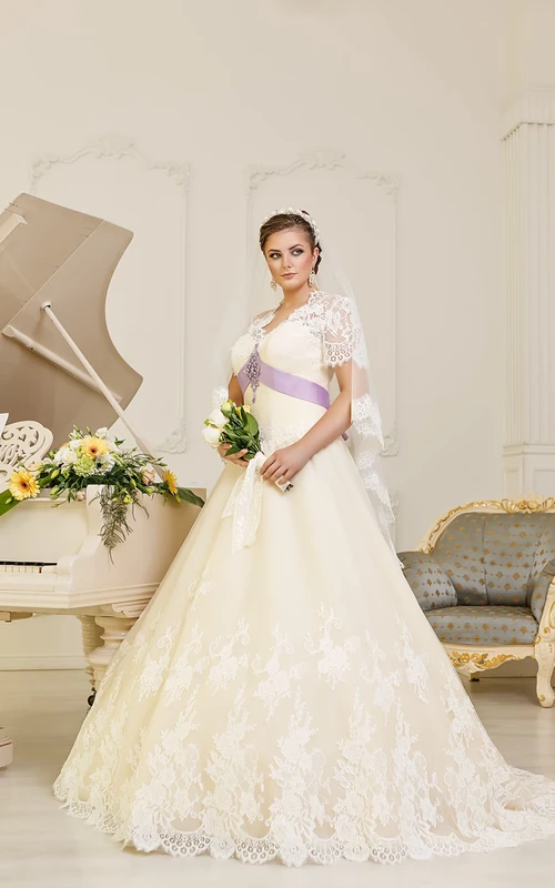Vestido de encaje largo hasta el suelo con escote en V, mangas cortas, espalda tipo corsé, detalles de pedrería y fajín.