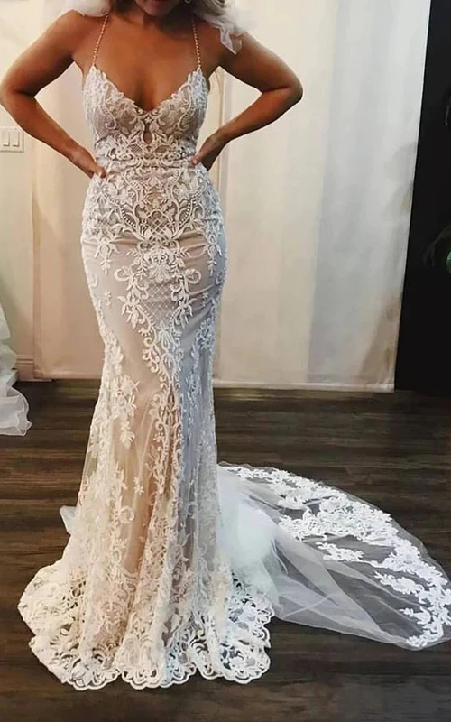 Spaghetti-Etui-Brautkleid im Meerjungfrauenstil mit Spitzenapplikationen und kleiner Schleppe