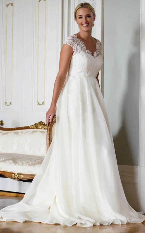 A-Linien-Brautkleid aus Spitze und Chiffon mit V-Ausschnitt, kurzen Ärmeln und Illusionseffekt