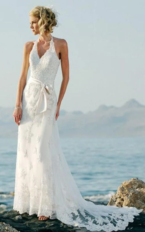 Vestidos de novia de encaje sin mangas con escote halter y cola