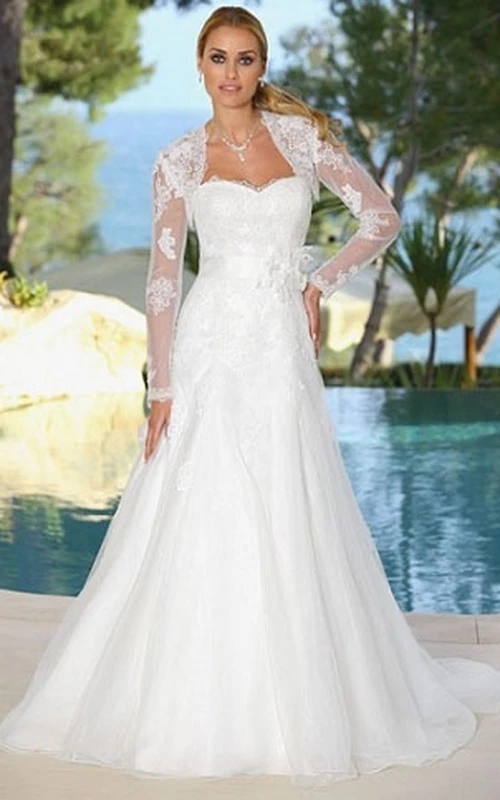 A-Linien-Brautkleid in Bodenlänge mit herzförmigem Ausschnitt, langen Ärmeln, Applikationen aus Tüll, Blumenapplikationen und Schleppe