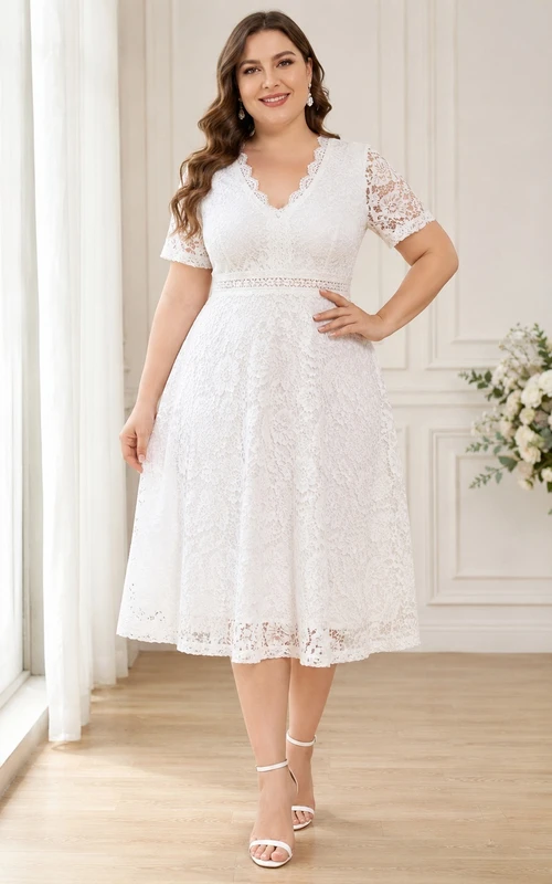 Vestido blanco de talla grande con cuello en V festoneado, manga corta, encaje, corte en A y largo hasta la rodilla
