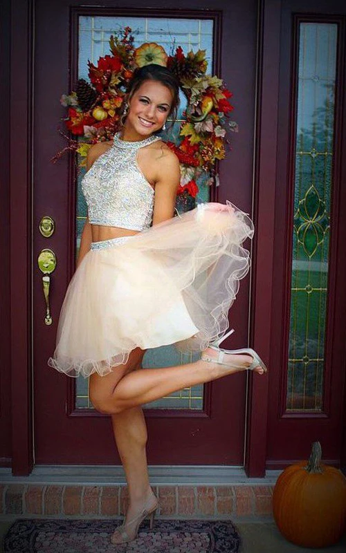 Vestido corto de fiesta de graduación de dos piezas sin mangas, de organza con lentejuelas y escote halter con abertura.