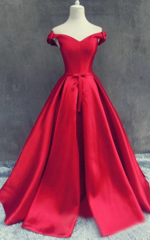 Robe élégante en satin à épaules dénudées et dos lacé