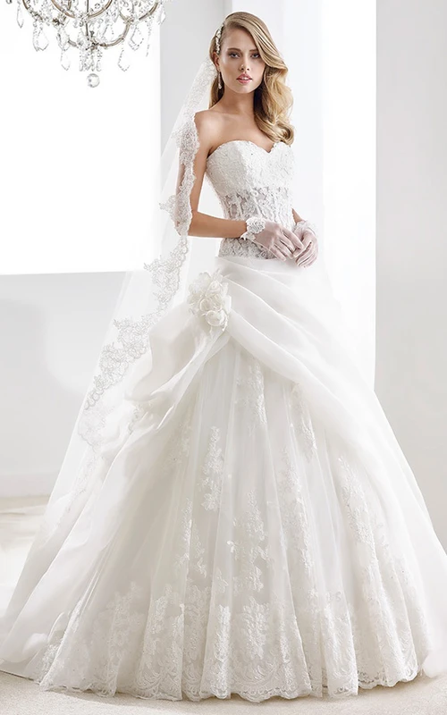 Vestido de novia de corte A con escote corazón, corpiño de encaje y volantes laterales drapeados.