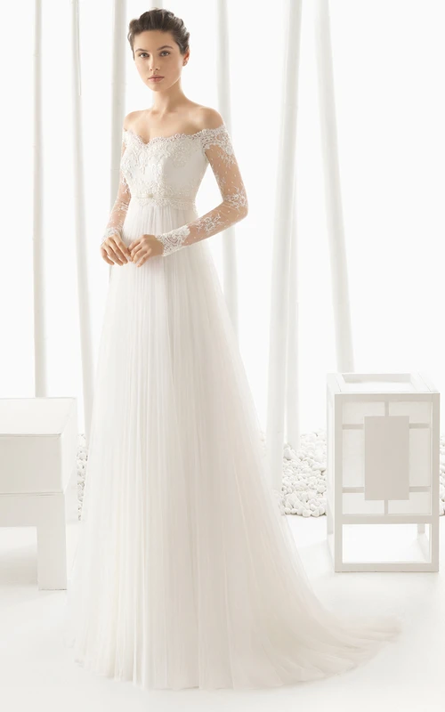Vestido de diseño original con mangas largas transparentes.