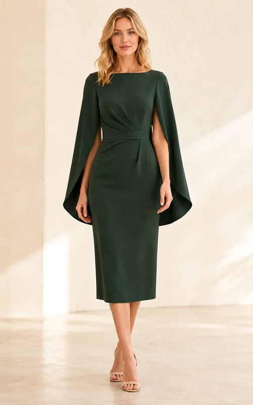 Robe de bal midi en crêpe vert forêt, encolure bateau, manches cape, taille cintrée et jupe fourreau