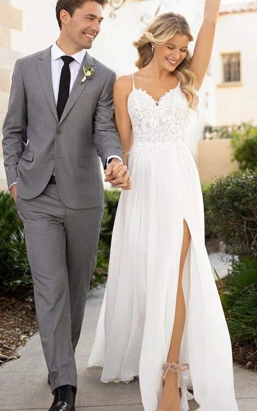 Vestido de novia informal de gasa con tirantes finos, abertura frontal y espalda en V baja.