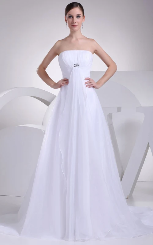 Feenhaftes, trägerloses A-Linien-Kleid mit Raffungen, Strasssteinen und Tüllüberzug