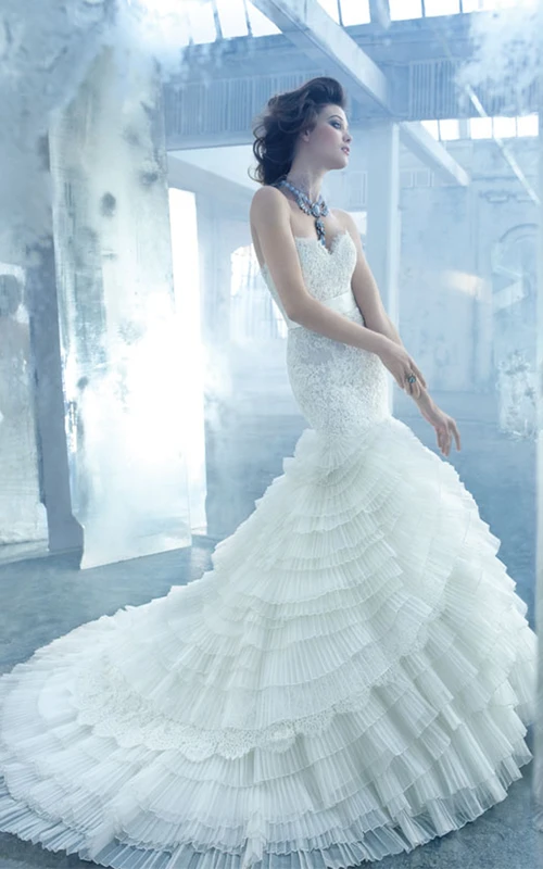 Robe sublime en organza superposé à corsage en dentelle et ruban de satin